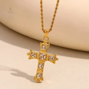 Bijou Croix Royale, accessoire intemporel et stylé