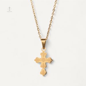 Collier Croix Royale en métal élégant et contemporain