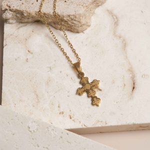 Collier croix avec design royal et finition soignée