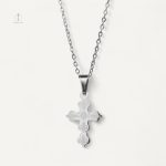Bijou croix chic, parfait pour un style raffiné