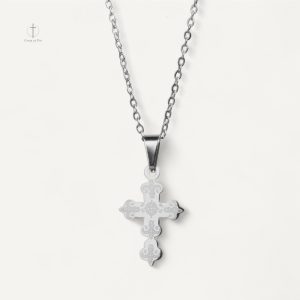 Bijou croix chic, parfait pour un style raffiné