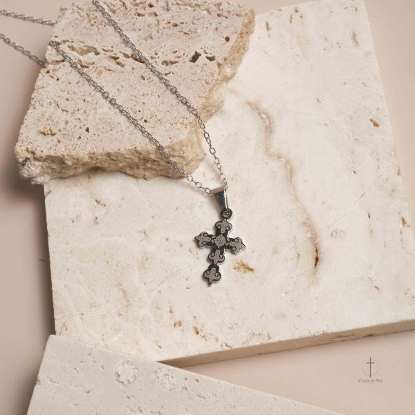 Collier original croix, accessoire incontournable pour tous