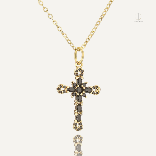 Collier Croix avec finition brillante
