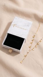 Collier croix unique avec détails raffinés