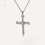 Accessoire mode : collier croisé, parfait pour toutes occasions