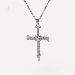 Accessoire mode : collier croisé, parfait pour toutes occasions