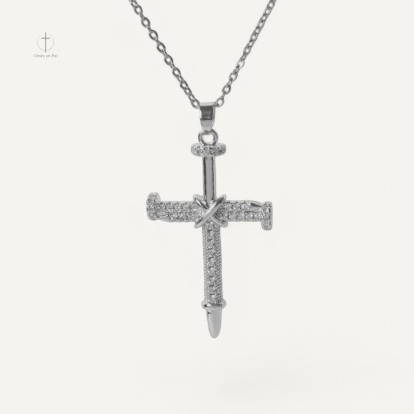 Accessoire mode : collier croisé, parfait pour toutes occasions