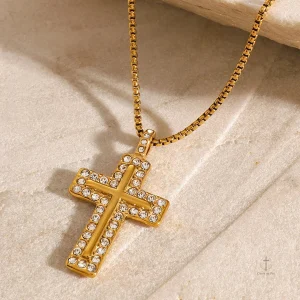 Collier en croix avec finition raffinée