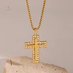 Bijou croix avec chaîne délicate