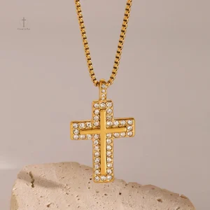 Bijou croix avec chaîne délicate