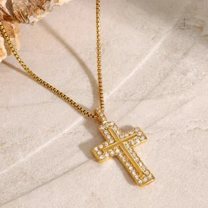 Collier Croix, accessoire chic et moderne