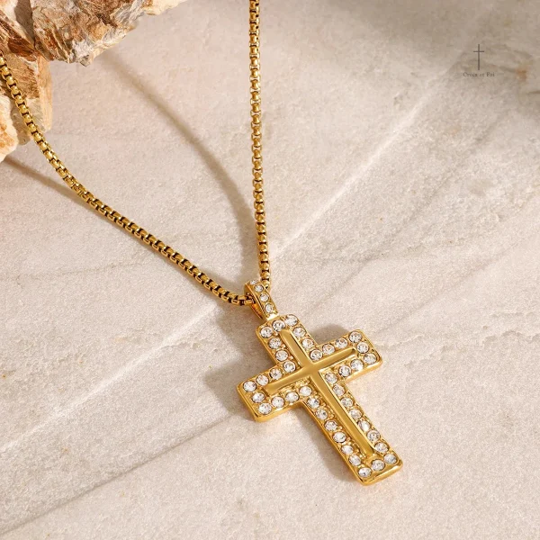 Collier Croix, accessoire chic et moderne