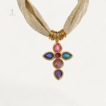 Bijou en maille tressée avec croix décorative