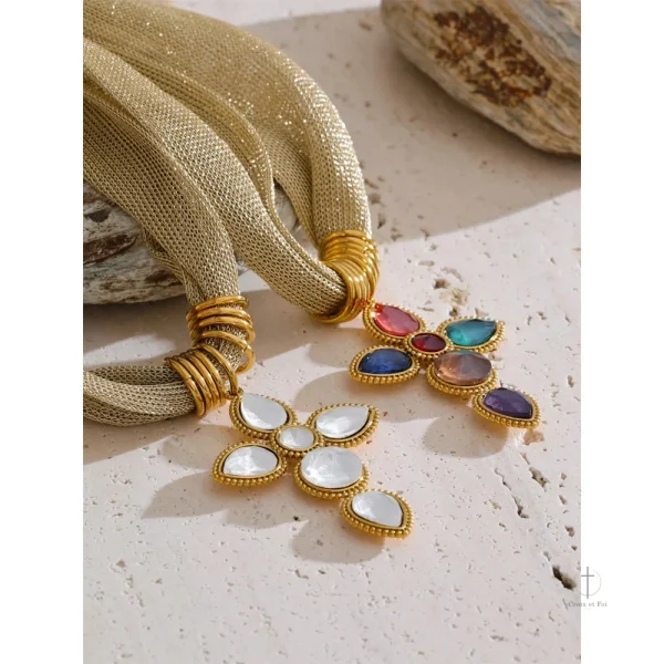 Accessoire mode : collier croix tressé