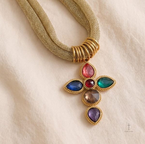 Collier avec croix stylée sur chaîne tressée