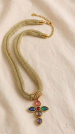 Bijou unique : collier maille tressée avec croix