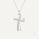 Collier Croix Torsadée élégant en métal
