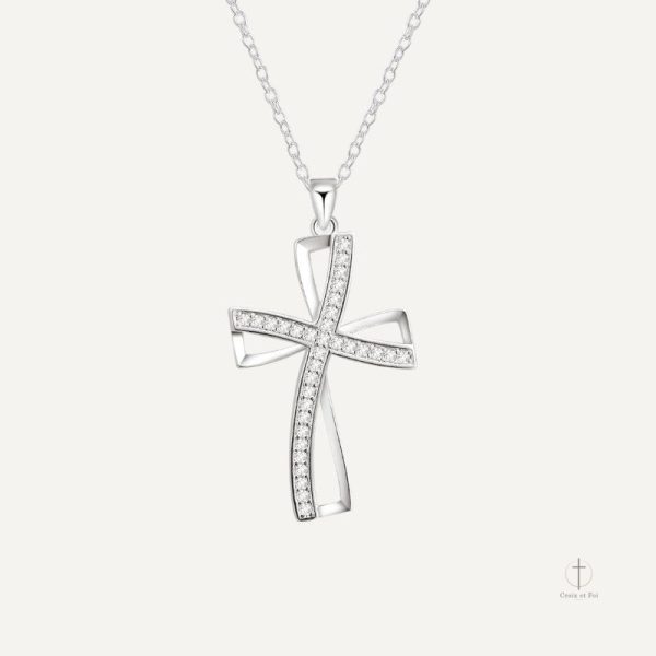 Collier Croix Torsadée élégant en métal