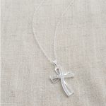 Collier moderne en forme de croix, original et stylé