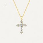 Collier Croix Traditionnelle en métal élégant