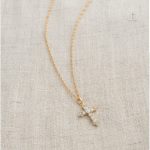 Collier Croix en métal pour un look sobre