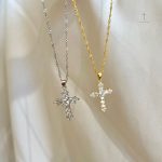 Élégant collier en croix pour toutes occasions