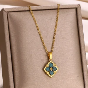 Collier Croix Trèfle en métal élégant