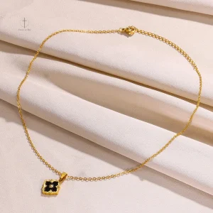 Accessoire de mode : collier croix trèfle