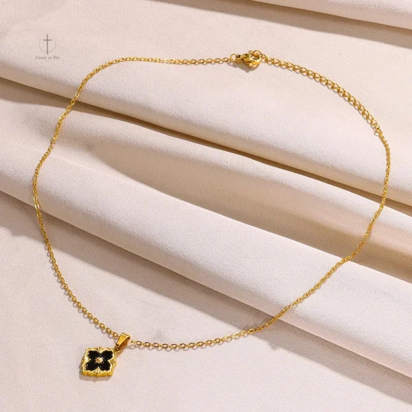 Accessoire de mode : collier croix trèfle