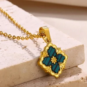 Collier tendance avec motif croix