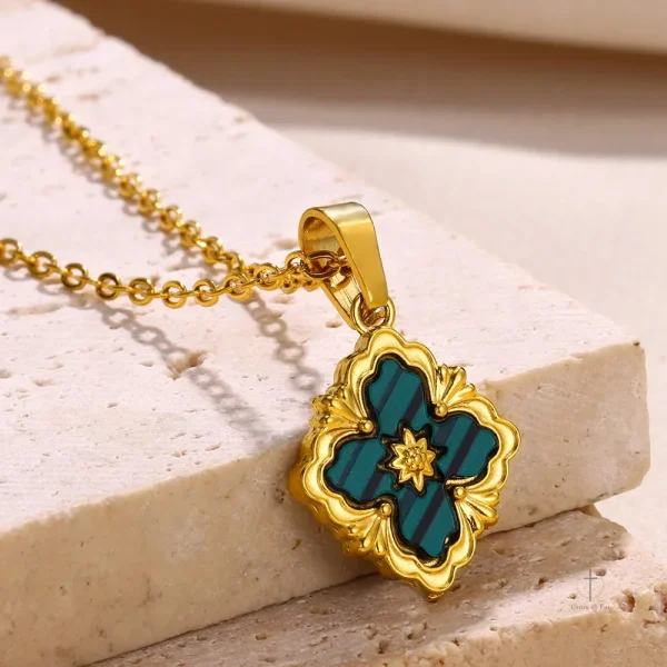 Collier tendance avec motif croix