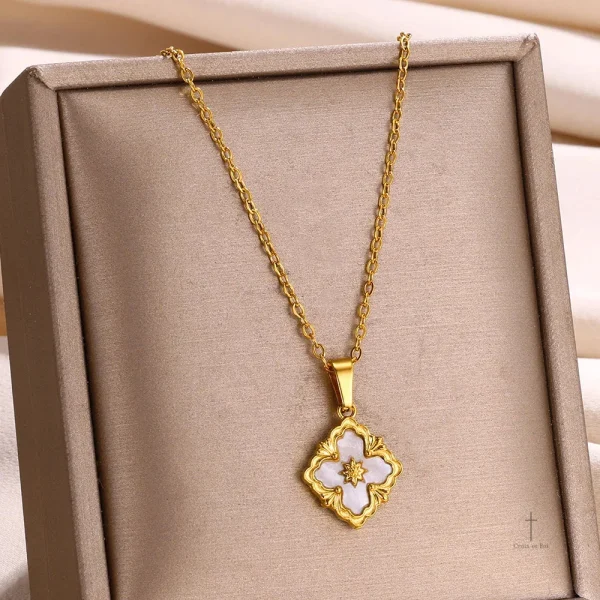 Bijou unique : collier croix et trèfle