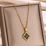 Collier raffiné en forme de croix