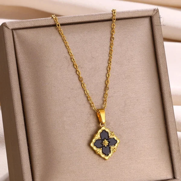 Collier raffiné en forme de croix
