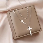 Collier avec croix, accessoire tendance et significatif