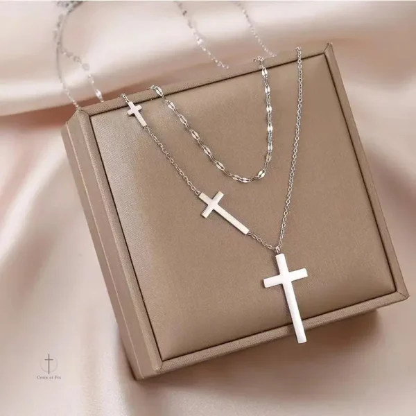 Collier avec croix, accessoire tendance et significatif