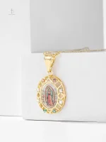 Collier doré avec croix et Vierge Marie