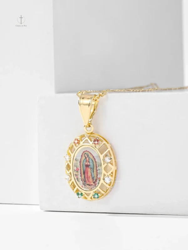 Collier doré avec croix et Vierge Marie