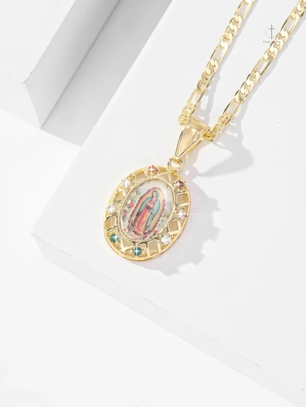 Bijou sacré en or avec croix et image de la Vierge