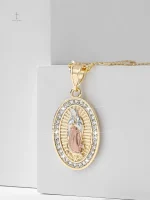 Bijou élégant avec croix et Vierge Marie dorée