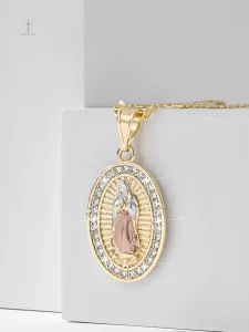 Bijou élégant avec croix et Vierge Marie dorée