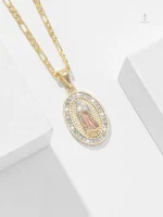 Collier en métal doré représentant la Vierge Marie