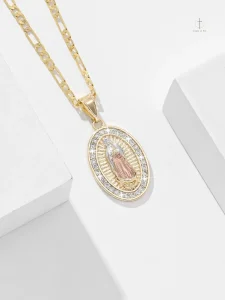 Collier en métal doré représentant la Vierge Marie