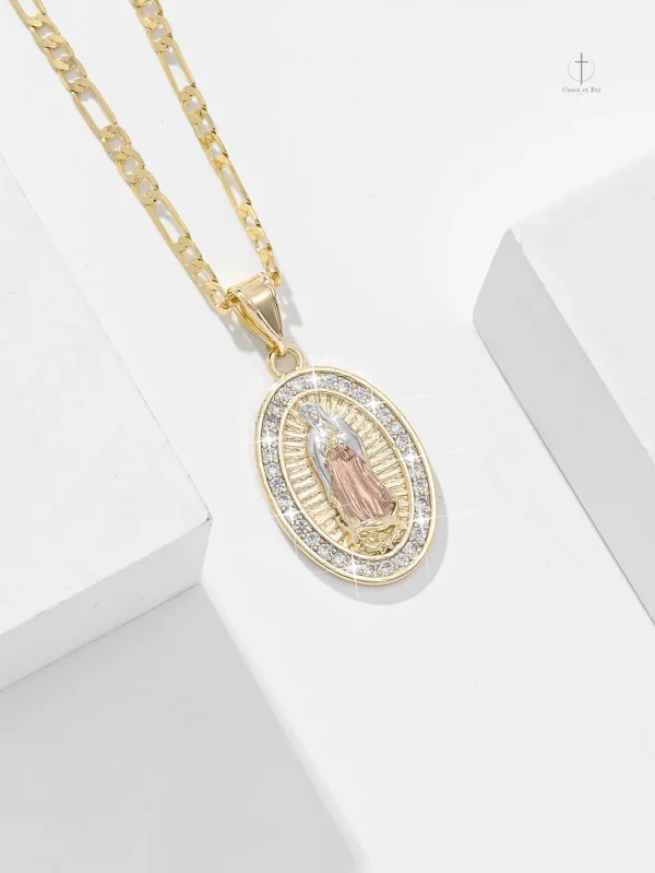 Collier en métal doré représentant la Vierge Marie