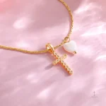 Collier en zircon avec croix et pendentif en nacre