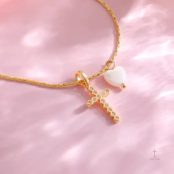 Collier en zircon avec croix et pendentif en nacre
