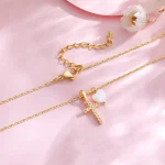 Collier élégant croix avec détails en nacre et zircon