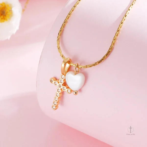 Bijou en croix avec cœur en nacre et pierres brillantes