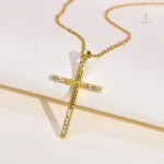 Collier en Zirconium Cubique, design croix raffiné