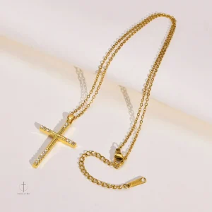 Accessoire mode Croix dorée, éclat du zirconium